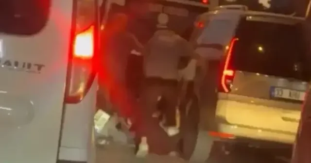 Mersin de trafikte araç sürücüsünü darbeden 2 şüpheli yakalandı VİDEO İZLE