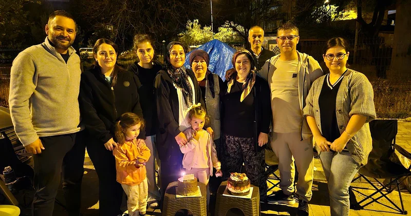 Balıkesir de depremin gölgesi altında doğum günü neşesi