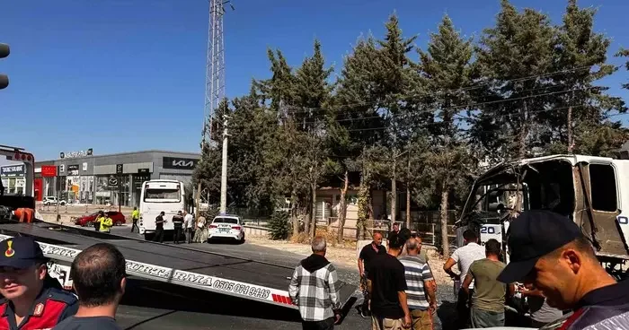 Muğla da feci kaza: Yolcu otobüsü ve vidanjör çarpıştı