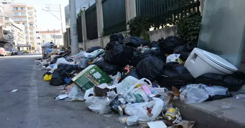 İzmir de tepki çeken görüntü: Her yer çöp yığını