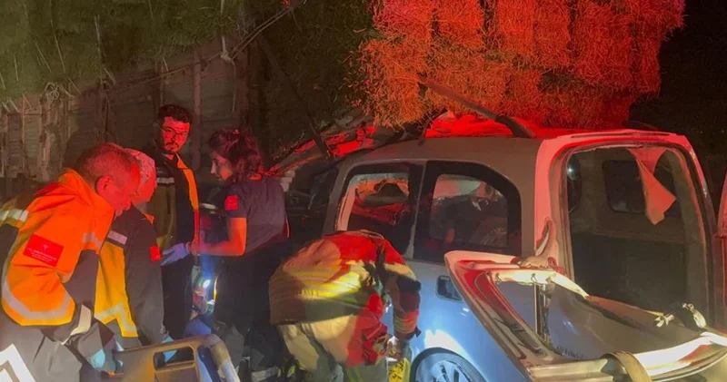 Hafif ticari araç kamyonun altına girdi: 2 genç kız hayatını kaybetti