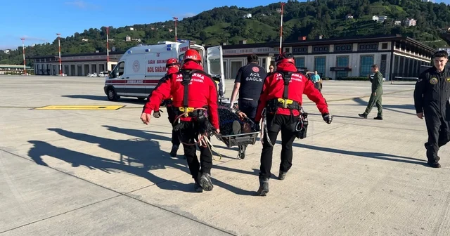Rize de sel mesaisi; yolu kapanan yayladaki hasta helikopterle hastaneye ulaştırıldı Rize Haberleri