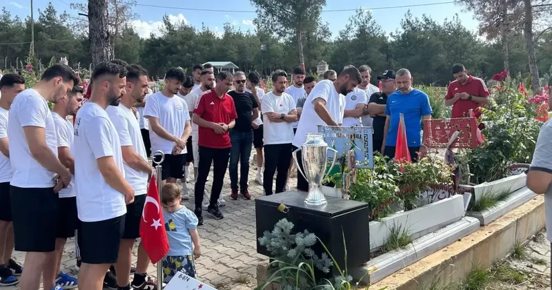 Kahramanmaraş İstiklal Spor şampiyon olur olmaz kupayı depremde kaybettiği arkadaşlarına götürdüler
