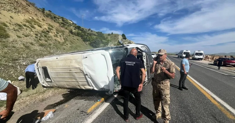 Elazığ da yolcu minibüsü takla attı