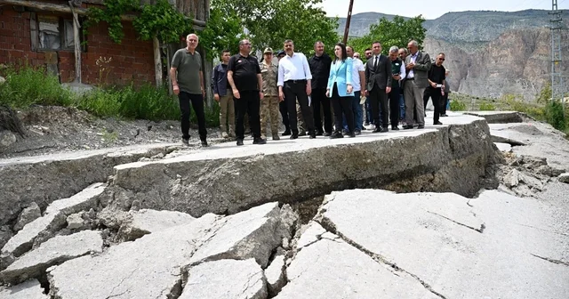 Uzundere de heyelan; yollar çöktü, hasar alan 38 ev tahliye edildi Erzurum Haberleri