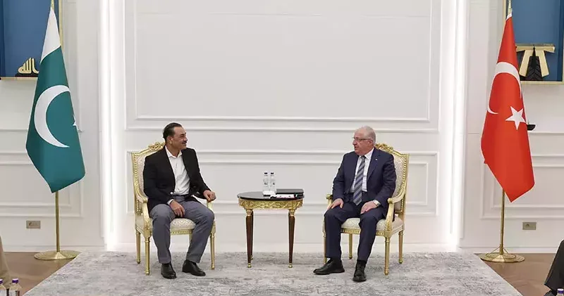 Bakan Güler, Pakistan Kara Kuvvetleri Komutanı Munir ile görüştü