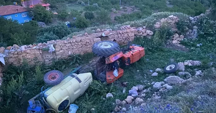 Malatya da feci olay! Traktör şarampole devrildi, sürücü hayatını kaybetti