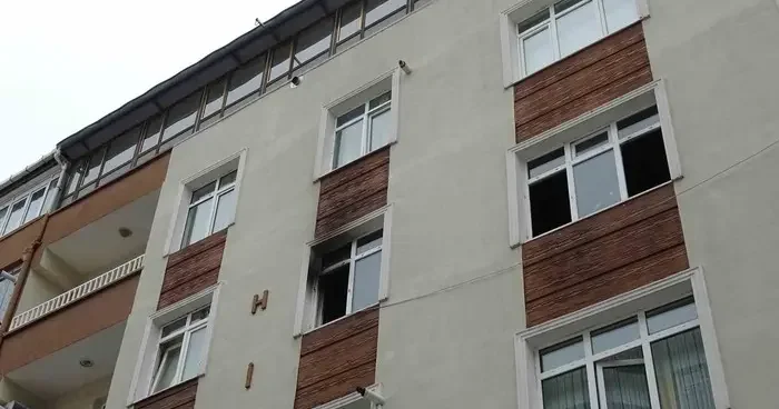 Babasına kızdı, evi yaktı