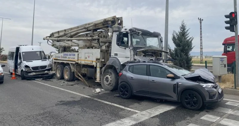 Diyarbakır da 3 aracın karıştığı kazada 11 kişi yaralandı Güncel haberler