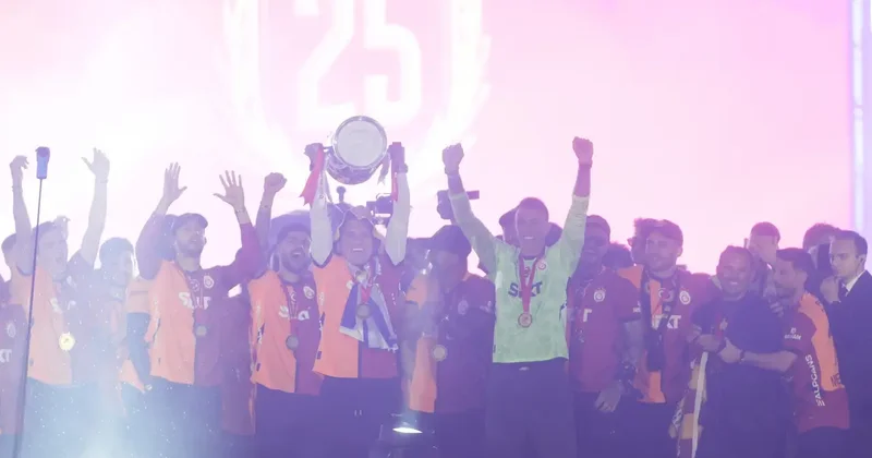 Seremoniye damga vuran anlar! Galatasaray a kupayı sürpriz isim verdi