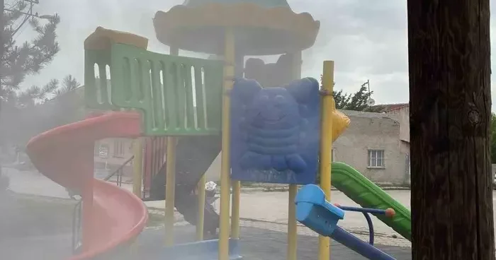 Çocukların oyun parkında yaktığı ateş vatandaşlar tarafından söndürüldü