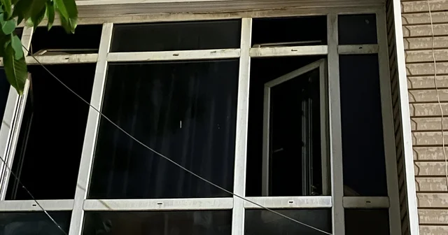 İş merkezinin 2 nci katında kilitli kalan alkollü kişi, pencereden inmek isterken düştü Kocaeli Haberleri