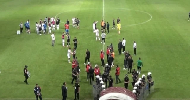 Elazığspor Vanspor FK maçı yarıda kaldı: Hakemler soyunma odasına gitti Futbol Haberleri