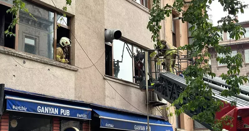 Beyoğlu’nda yangın çıkan binada mahsur kalan 2 kişi kurtarıldı