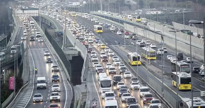 İstanbul da trafik felç! Hafta başında yağmur bastırdı, yoğunluk yüzde 81 i buldu