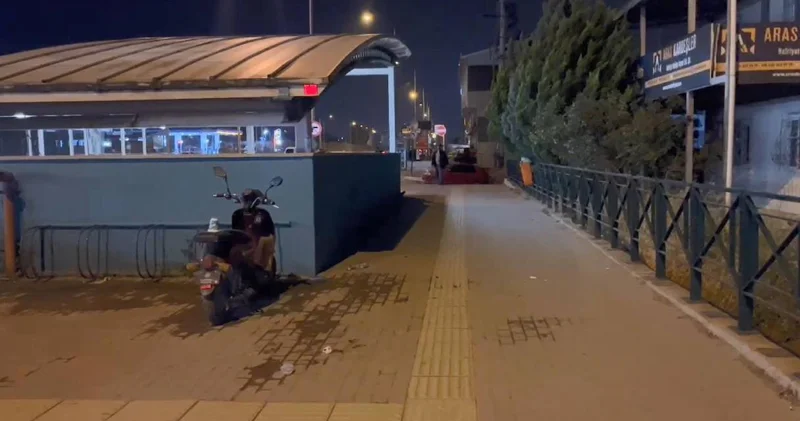 Metro durağında dehşet: 3 arkadaş bıçaklı saldırıya uğradı