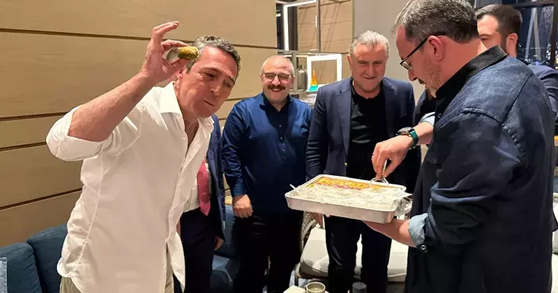 THY Euroleague Final Four final maçı öncesinde Ali Koç a baklava ikramı
