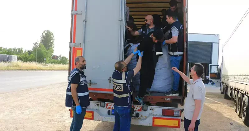Tokat ta durdurulan TIR da 17 kaçak göçmen yakalandı; 2 gözaltı