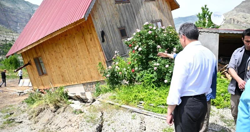 Uzundere de heyelan; yollar çöktü, evler boşaltıldı
