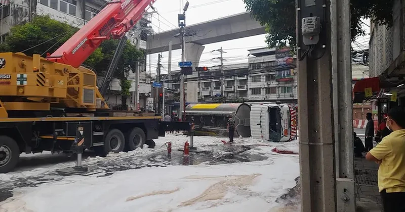 Tayland’da tanker faciası: Yüzlerce litre benzin yola döküldü