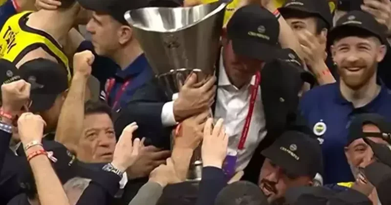 Ali Koç, şampiyonluk kupası ile birlikte omuzlar üstünde taşındı