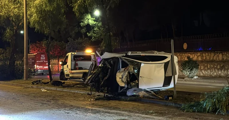 Yüreğir’de feci kaza: Otomobil ağaçlara girdi, 5 yaralı
