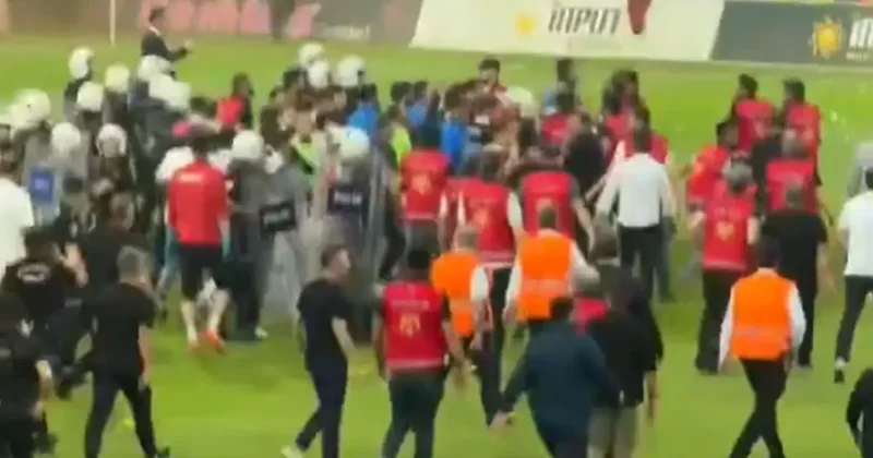 Elazığspor ve Vanspor oyuncuları maç öncesi birbirlerine girdi