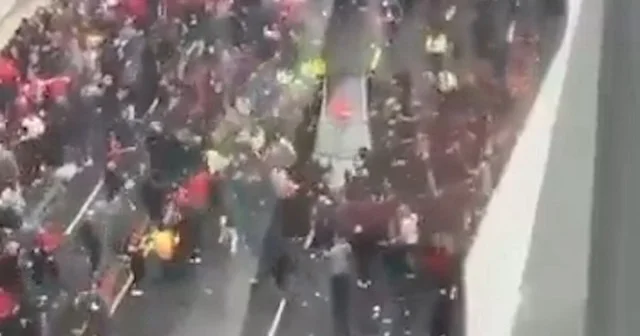 İngiltere de terör saldırısı: Araçla kutlama yapan tarafların arasına daldı VİDEO İZLE