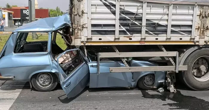 Aksaray’da otomobil tırın altına girdi: 1 ağır yaralı