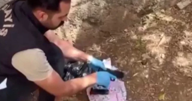 Polisin dikkatinden kaçmadı: Bahçeye atılan poşetten tabanca çıktı VİDEO İZLE