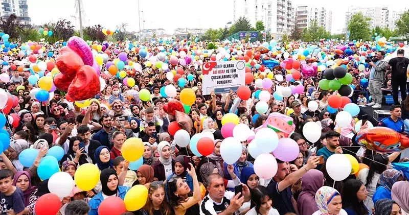 Babası sosyal medyadan çağrı yapmıştı; kanseri yenen çocuk binlerce kişiyle balon uçurdu