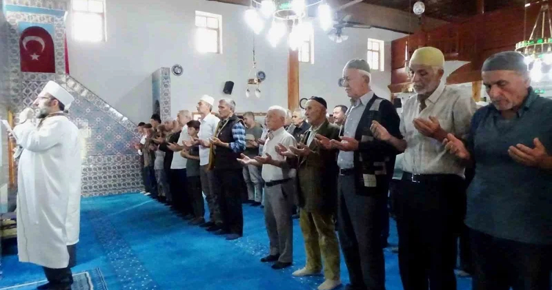 Yeniceköy’de binlerce kişinin katıldığı yağmur duası