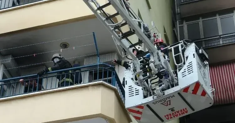 15 inci katta can pazarı! Yangından etkilenen 6 kişi böyle kurtarıldı