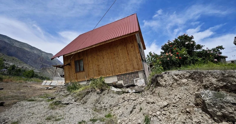 Erzurum da toprak kayması: 38 ev tahliye edildi