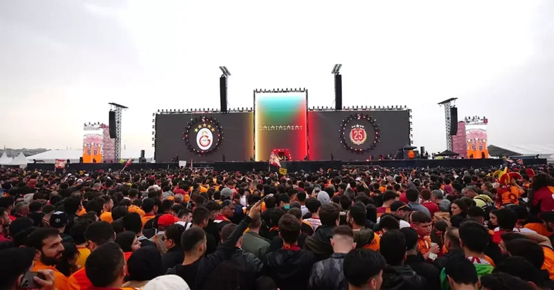 Galatasaray taraftarı Yenikapı ya akın etti! Kutlamalarda bulunan güncel taraftar sayısı açıklandı
