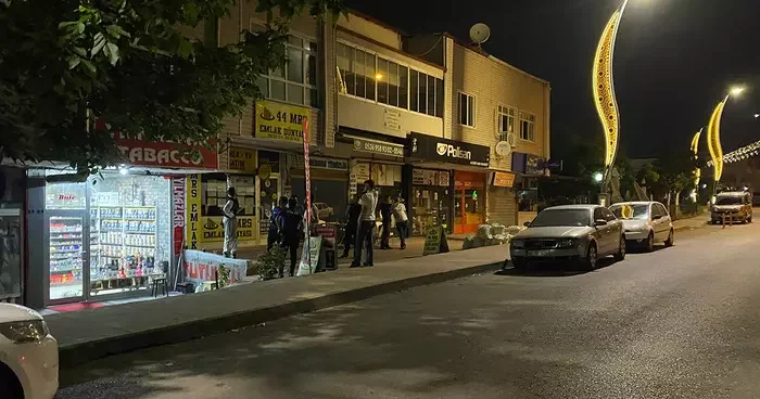 İş yerinde kapı üzerine kilitlenince çareyi metrelerce yüksekten atlamakta buldu! Ağır yaralandı