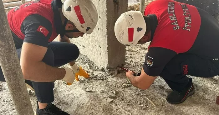 Şanlıurfa da beton kolonun altında mahsur kalan kedi yavrusu kurtarıldı