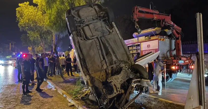 Adana da kontrolden çıkan otomobil refüje asılı kaldı! 5 yaralı