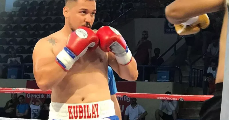 Türk Tyson lakaplı boksörün vurduğu devriliyor: Sıradaki durak Kazakistan