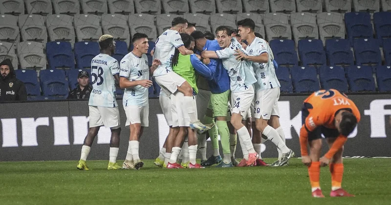 Başakşehir e büyük şok! 10 kişilik Adana Demirspor ligde 19 maç sonra galip geldi