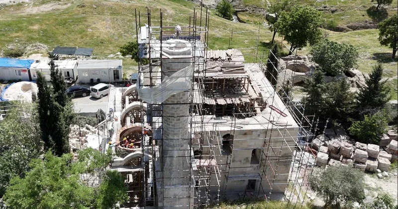 Depremde yıkılan tarihi cami bu yıl yeniden ibadete açılacak