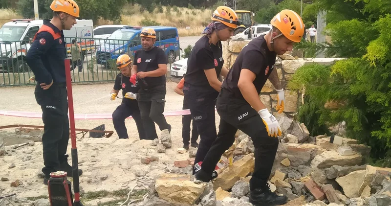 Düğün salonunda taş kemer devrildi: Doktor hayatını kaybetti, eşi ağır yaralandı