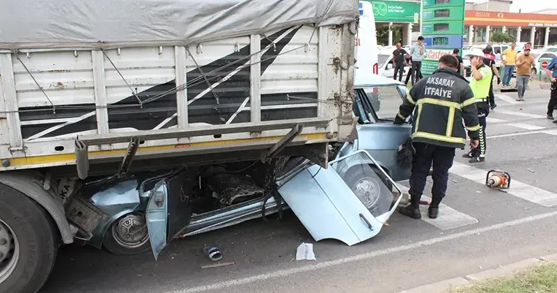 TIR a arkadan çarpan otomobilde sıkışan sürücü, 20 dakikalık çalışmayla kurtarıldı