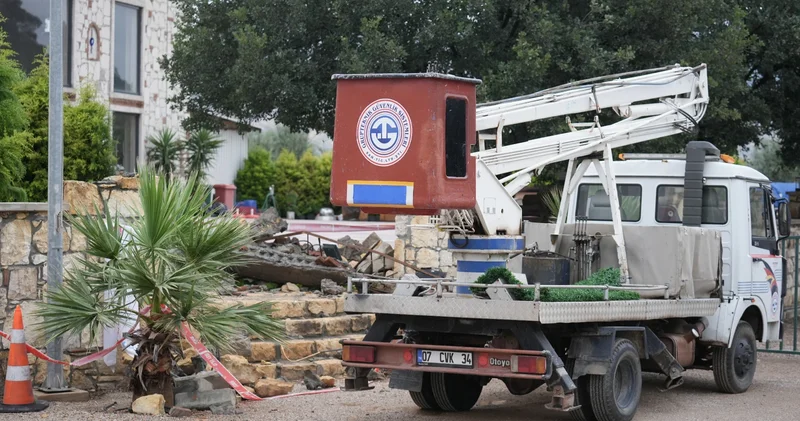İzmir de düğün salonunun dekoratif beton kemerinin yıkılması sonucu doktor öldü, eşi yaralandı