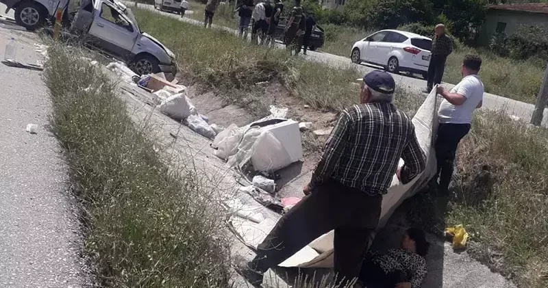 Trafik kazası sonrası yaralıyı üzerine battaniye tutarak güneşten korudular