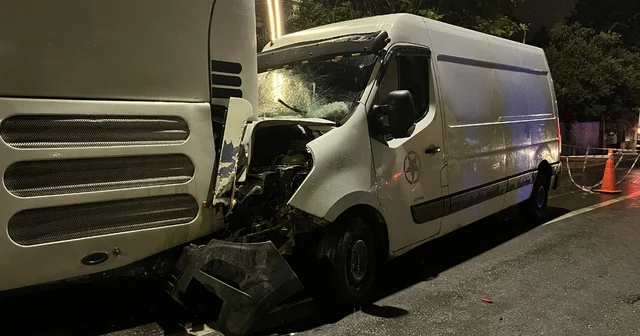Ehliyetsiz sürücünün kullandığı kamyonet, otobüse çarptı: 3 yaralı Kocaeli Haberleri