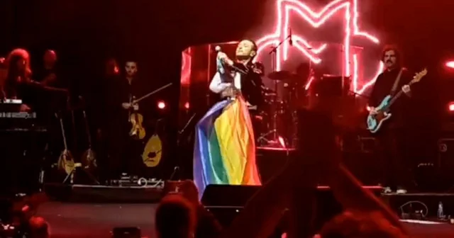 Şarkıcı Mabel Matiz ODTÜ konserinde LGBT paçavrası açtı VİDEO İZLE