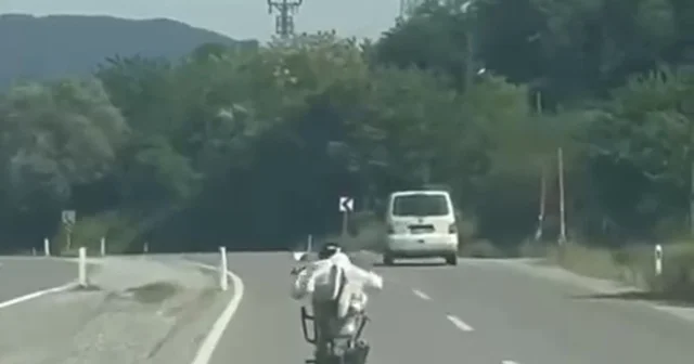 Motosikletlinin tehlikeli sürüşü kamerada Bartın Haberleri