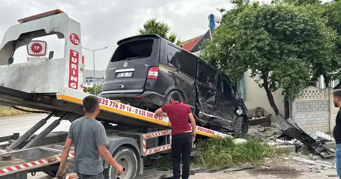 Afyonkarahisar da minibüs ile kamyonetin çarpıştığı kazada 9 kişi yaralandı