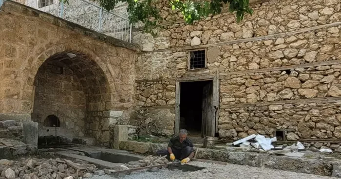 Ekmeğini taştan çıkarma deyiminin gerçek örneği: Ekmeğini 45 yıldır taştan çıkarıyor!